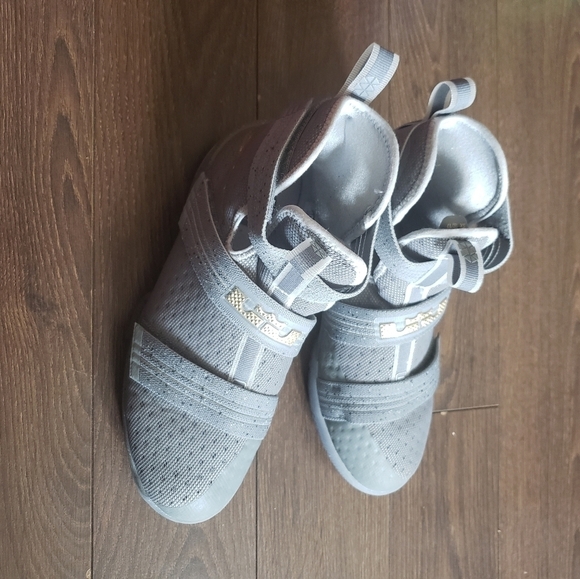 Nike LeBron Soldier Ten Basketball Sneakers - Picture 7 of 13